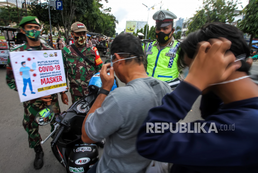 Petugas gabungan TNI dan Polri menjaring warga tidak menggunakan masker saat berlangsung kampanye gerakan pakai masker (GPM) di Lhokseumawe, Aceh, Selasa (2/2/2021). Kampanye GPM dan prokes ketat COVID-19  itu upaya meningkatkan kesadaran bersama dalam memutus rantai penyebaran wabah untuk  menekan 9.230 kasus positif, 378 diantaranya meninggal dunia.