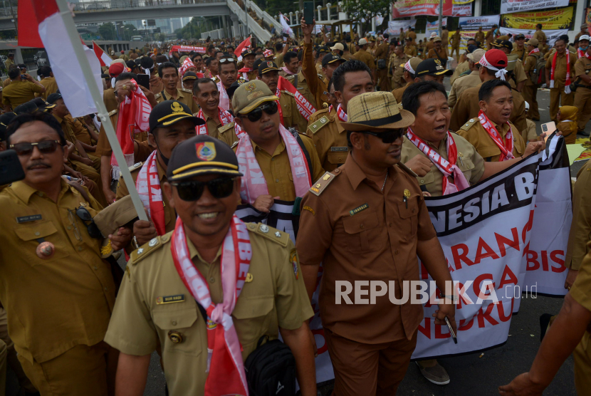 Sejumlah kepala desa dari berbagai daerah melakukan aksi unjuk rasa di depan Gedung DPR, Senayan, Jakarta, Selasa (17/1/2023). Bupati Kebumen Arif Sugiyanto melalui keputusan Bupati menaikkan gaji tunjangan kepala desa dan perangkatnya.