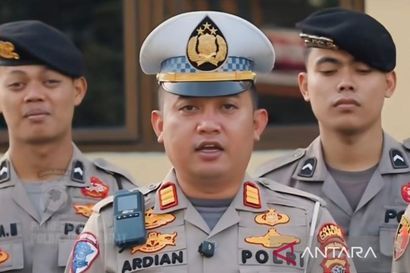 Polres Cianjur sita 128 knalpot bising dan 542 botol miras.
