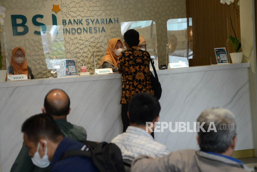 Nasabah BSI melakukan transaksi di Kantor Cabang Jakarta Thamrin, Jakarta, Kamis (11/5/2023). Bank Syariah Indonesia (BSI) Regional I Aceh menyebutkan hingga April 2023 sebanyak 16.319 pelaku usaha.