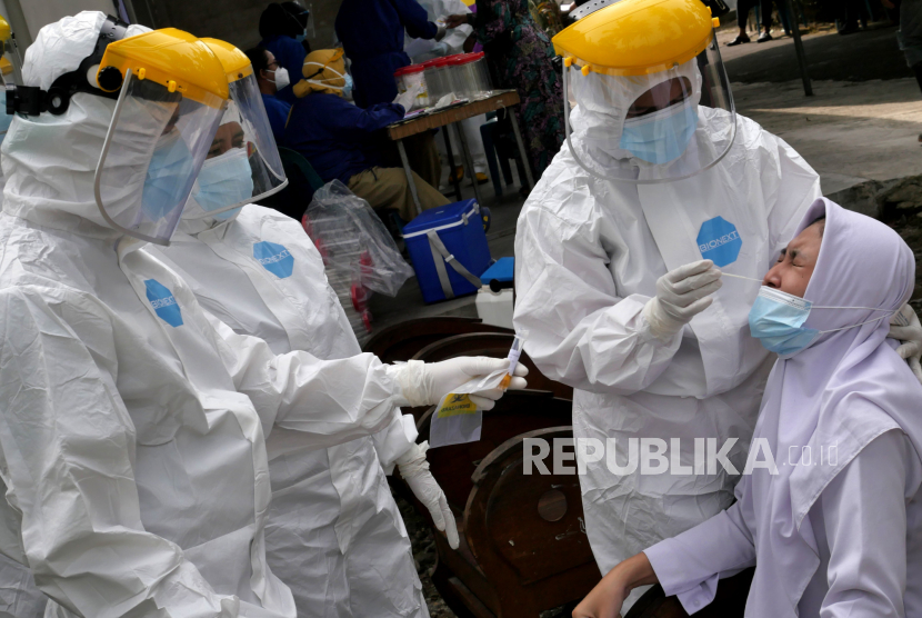 Warga mengikuti tes Covid-19 dengan swab antigen massal di Turi, Sleman, Yogyakarta, Senin (14/6). Sebanyak 160an warga dites Covid-19 massal dengan swab antigen menyusul adanya 5 KK yang positif terpapar Covid-19. Usai tes Covid-19 warga melakukan isolasi mandiri menunggu hasil tes swab antigen.