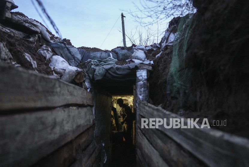Seorang prajurit Ukraina berdiri di tempat penampungan pada posisi di garis pemisah antara wilayah yang dikuasai Ukraina dan wilayah yang dikuasai pemberontak di dekat Zolote, Ukraina, Sabtu, 19 Februari 2022. 