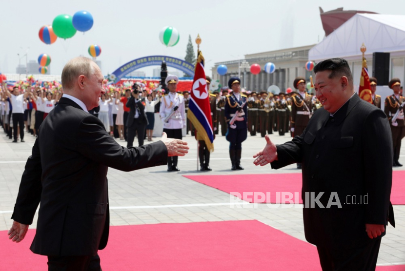 Presiden Rusia Vladimir Putin berjabat tangan dengan pemimpin Korea Utara Kim Jong Un saat upacara penyambutan resmi di Pyongyang, Korea Utara, 19 Juni 2024.
