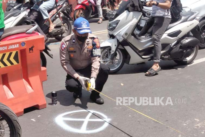 Polisi melakukan olah tempat kejadian perkara (TKP) kecelakaan lalu lintas di Jalan Raya Cibiru, Kecamatan Panyileukan, Kota Bandung, Jawa Barat, Jumat (15/12/2023).