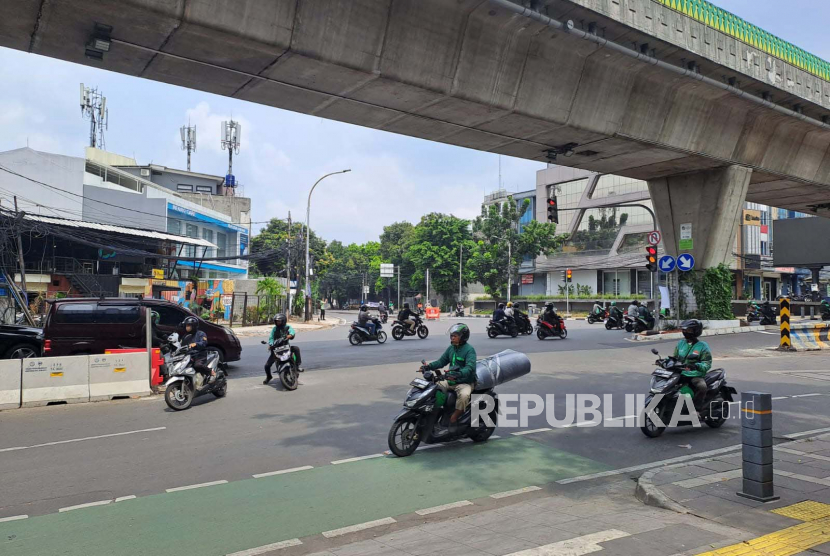 Kondisi arus lalu lintas di kawasan persimpangan Santa, Jakarta Selatan, usai dibukanya u-turn atau putar balik, Selasa (18/4/2023). 