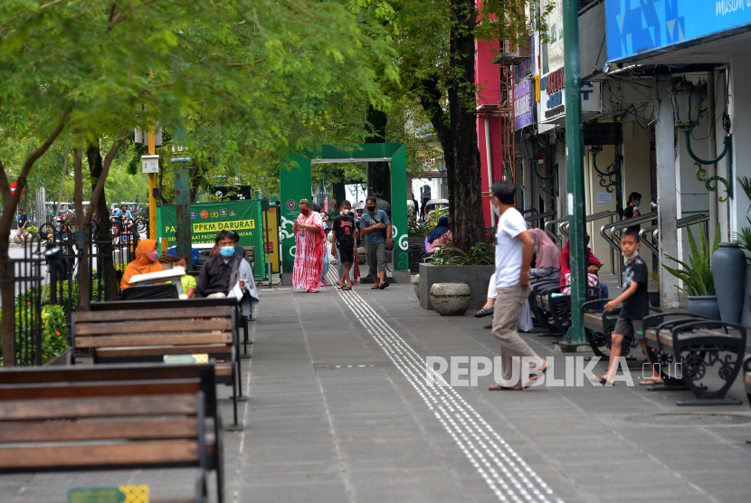 Pengunjung berjalan-jalan di jalur pedesterian Malioboro, Yogyakarta. Revitalisasi pedestrian Jalan Senopati menggunakan material teraso seperti pedestrian kawasan Malioboro, Titik Nol Kilometer, dan Jalan KH Ahmad Dahlan yang sudah direvitalisasi sebelumnya.