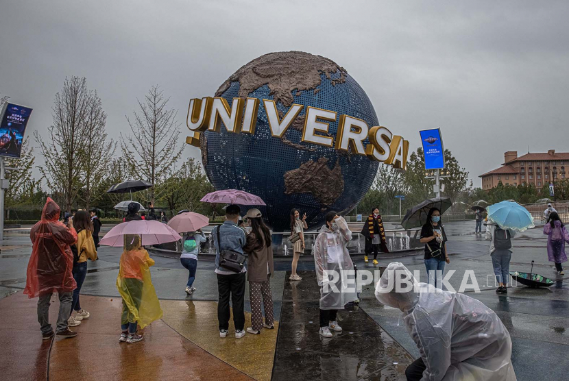 Universal Studios di Beijing dibuka lagi pada Sabtu (25/6/2022) setelah sempat ditutup selama dua bulan akibat kasus Covid-19 