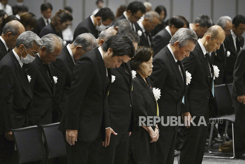 Walikota Nagasaki Shiro Suzuki (kanan) mengheningkan cipta saat upacara peringatan 78 tahun bom atom di Nagasaki, Jepang selatan Rabu, 9 Agustus 2023.