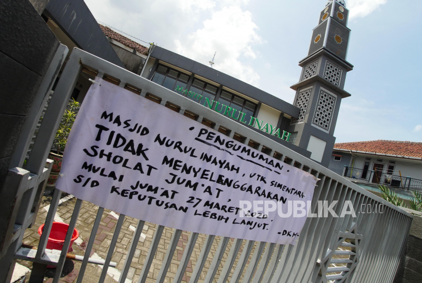 Papan pengumuman peniadaan ibadah shalat jumat di depan Masjid Nurul Inayah Kecamatan Bandung Kidul, Kota Bandung. (ilustrasi)