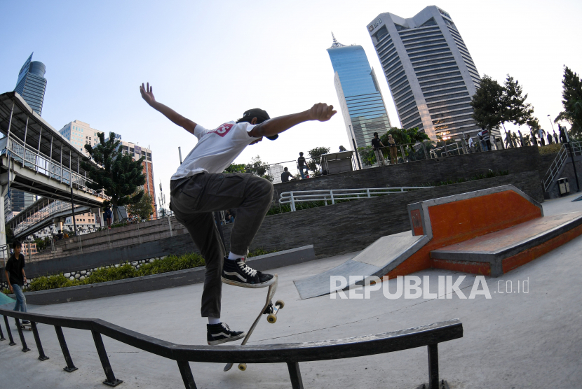 Seorang pemuda bermain skateboard di kawasan Sudirman, Jakarta, Ahad (14/6/2020).