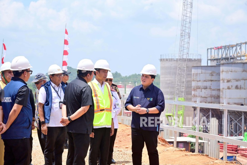 Presiden Jokowi saat meninjau Smelter Grade Alumina Refinery (SGAR) di Kabupaten Mempawah, Kalimantan Barat, Rabu (20/3/2024).