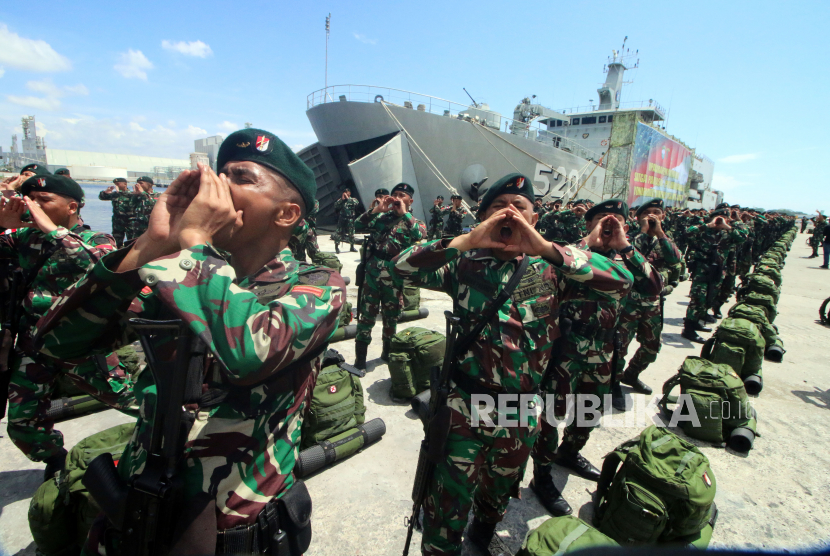 Prajurit Yonif Raider Khusus meneriakkan yel-yel. Kesejahteraan TNI kerap menjadi perhatian. 