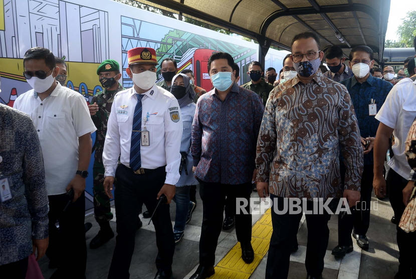 Menteri BUMN Erick Thohir  bersama Gubernur DKI Jakarta Anies Baswedan berjalan usai peresmian stasiun terpadu di Stasiun Tanah Abang, Jakarta, Rabu (17/6). Program penataan kawasan stasiun terpadu ini adalah bentuk sinergitas antara pemerintah pusat dan pemerintah DKI Jakarta,Demi mewujudkan layanan di bidang transportasi massal yang terintegrasi dan pelayanan masyarakat berjalan optimal