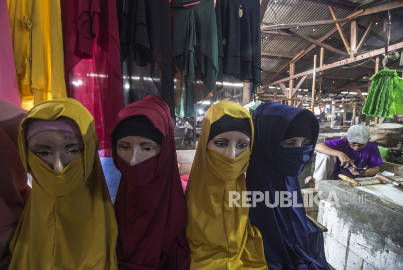 Pedagang menunggu pembeli di salah satu pasar di Surabaya, Jawa Timur. Rencananya lima pasar di Surabaya akan bebas kantong plastik.