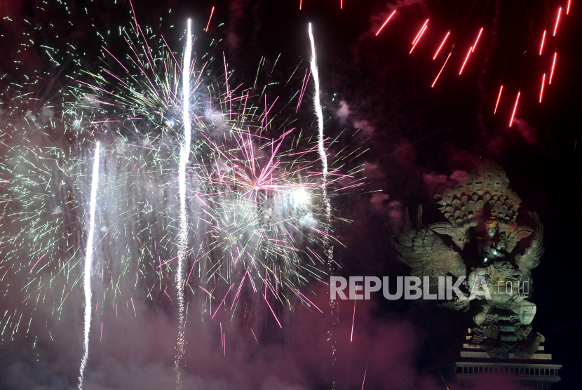 Suasana pesta kembang api saat malam perayaan tahun baru 2023 di kawasan Garuda Wisnu Kencana (GWK) Cultural Park, Badung, Bali, Minggu (1/1/2023). 