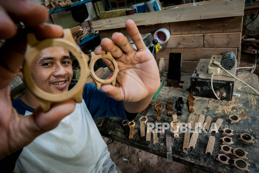 Perajin menunjukkan produksi jam tangan kayu di UMKM Kaywood, Pandeglang, Banten, Selasa (16/3). Kementerian Koperasi dan UKM menargetkan mampu mencetak 100 koperasi modern pada 2021. 