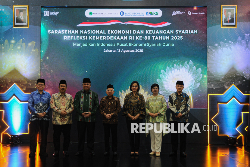 Wakil Presiden ke-13 Republik Indonesia Maruf Amin (tengah) bersama Sekjen MUI Amirsyah Tambunan, Menteri Perencanaan Pembangunan Nasional (PPN)/Kepala Badan Perencanaan Pembangunan Nasional (Bappenas) Rachmat Pambudy, Gubernur Bank Indonesia Perry Warjiyo, Menteri Keuangan Sri Mulyani, Deputi Gubernur Senior Bank Indonesia (BI) Destry Damayanti dan Wakil Ketua MUI Anwar Abbas (kiri-kanan) berfoto bersama saat menghadiri acara sarasehan di Gedung Bank Indonesia, Jakarta, Rabu (13/8/2025). Majelis Ulama Indonesia bekerjasama dengan Bank Indonesia menggelar kegiatan Sarasehan Nasional Ekonomi Syariah dalam rangka refleksi Kemerdekaan RI tahun 2025 dengan tema Menjadikan Indonesia Pusat Ekonomi Syariah Dunia. Kegiatan tersebut merupakan upaya pengembangan ekonomi syariah dalam newujudkan Indonesia sebagai pusat ekonomi syariah global dengan menjalin sinergitas antar lintas pihak sehingga dapat membangun ekosistem ekonomi syariah yang inklusif dan berdaya saing.