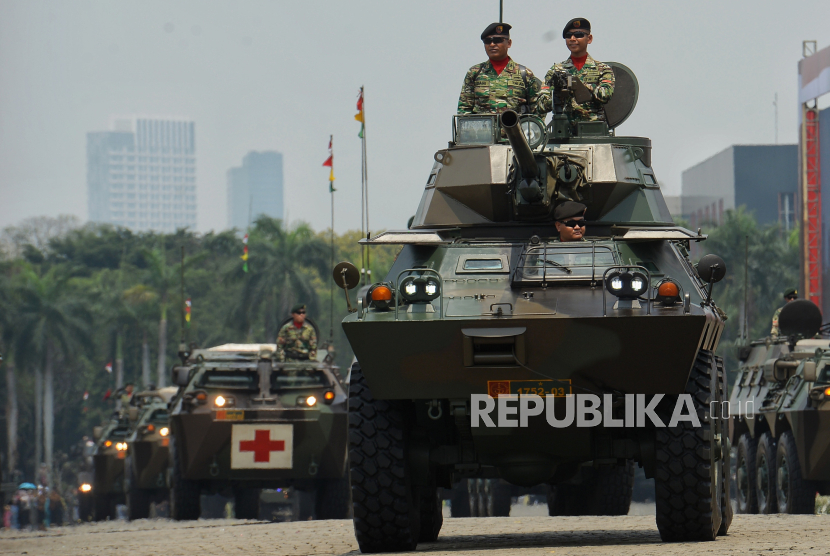 Prajurit TNI mengikuti defile menggunakan kendaraan alutsista saat perayaan HUT ke-78 TNI di kawasan Monas.
