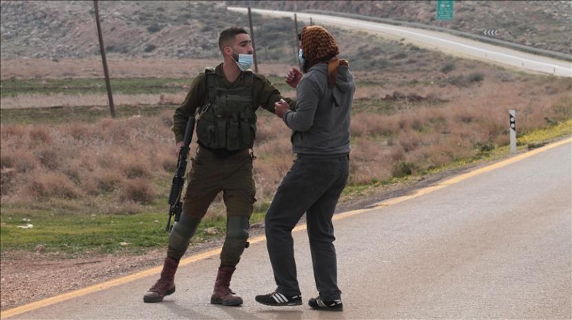 Sedikitnya 17 warga Palestina ditahan ketika pasukan Israel menyerbu sejumlah kota di wilayah pendudukan Tepi Barat pada Kamis (21/1).