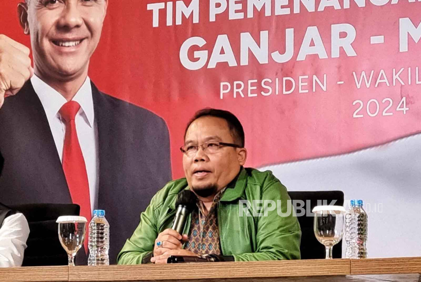 Anggota Mahkamah Partai Dewan Pengurus Pusat (DPP) Partai Persatuan Pembangunan (PPP) yang juga juru bicara Tim Pemenangan Nasional (TPN) Ganjar-Mahfud, Abdullah Mansyur di Media Center TPN Ganjar-Mahfud, Jakarta, Selasa (28/11/2023). 