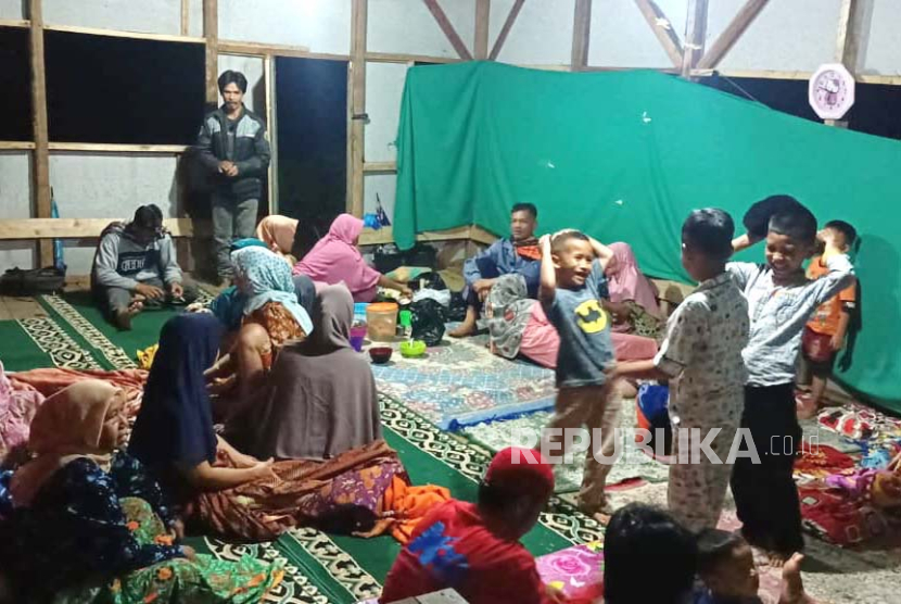 Sejumlah warga terdampak bencana longsor di Desa Cukangjayaguna, Kecamatan Sodonghilir, Kabupaten Tasikmalaya, Jawa Barat, mengungsi di balai pertemuan desa setempat. 