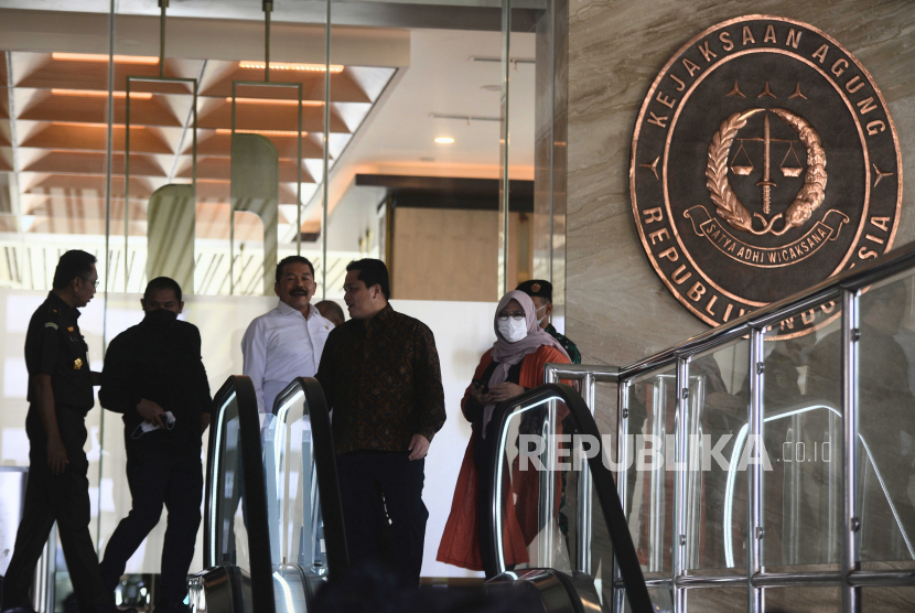 Jaksa Agung RI ST Burhanuddin (tengah) bersama Menteri BUMN Erick Thohir (kedua kanan) usai menggelar pertemuan di Gedung Kejaksaan Agung, Jakarta, Senin (6/3/2023). Kejaksaan Agung telah menyerahkan aset-aset Jiwasraya atau PT Asuransi Jiwasraya (persero) berupa surat berharga senilai Rp 3,1 triliun kepada Kementerian BUMN.