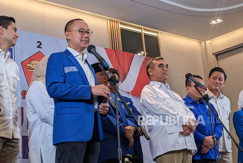 Sekretaris Jenderal PAN Eddy Soeparno bersama Sekretaris Jenderal Partai Gerindra Ahmad  Muzani usai pertemuan tertutup di Kantor DPP PAN, Jakarta, Senin (5/6/2023).