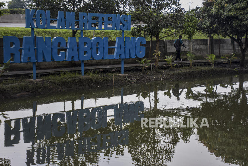 Petugas berjalan di kawasan Kolam Retensi Rancabolang usai diresmikan di Jalan Sor GBLA, Gedebage, Kota Bandung, Rabu (14/12/2022). Pemkot Bandung mengeklaim rumah pompa Rancabolang meminimalisir titik banjir.