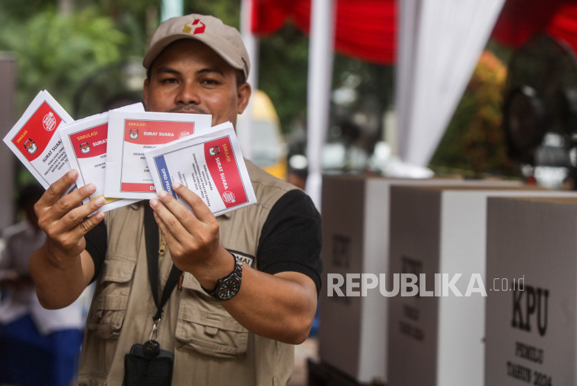 Warga memperlihatkan surat suara yang telah dicoblos saat simulasi pemungutan suara Pemilu 2024 di Kantor Wali Kota Jakarta Pusat, Rabu (17/1/2024). KPU Kota Jakarta Pusat menggelar simulasi pemungutan dan penghitungan suara di Tempat Pemungutan Suara (TPS) jelang Pemilu 2024. Kegiatan dilaksanakan untuk memberikan pengenalan kepada pemilih tahapan proses yang harus dilalui saat proses pemungutan suara. Simulasi tersebut menghadrikan empat jenis surat suara yaitu surat suara Presiden, DPR, DPD dan DPRD Provinsi.