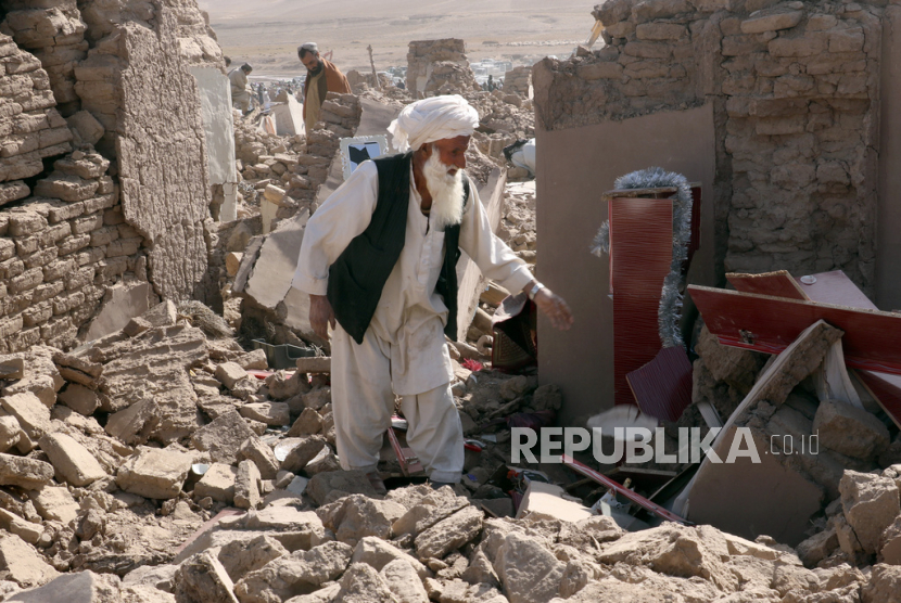 Seorang pria membersihkan diri setelah terdampak gempa bumi di distrik Zenda Jan di provinsi Herat, Afghanistan barat, Ahad, 8 Oktober 2023.