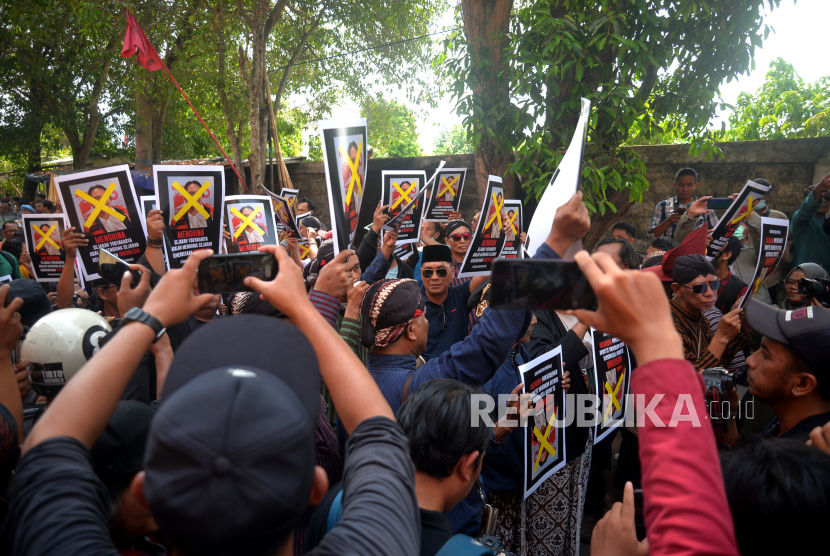 Warga menggelar aksi damai di Kantor DPW Partai Solidaritas Indonesia (PSI) Yogyakarta, Senin (4/12/2023). Grace Natalie sebut PSI menangani kasus Ade Armando dengan sangat serius.