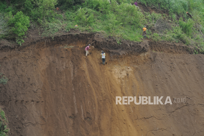 Longsor dan tanah bergerak landa sejumlah desa akibat hujan deras di Purbalingga (Foto: ilustrasi)