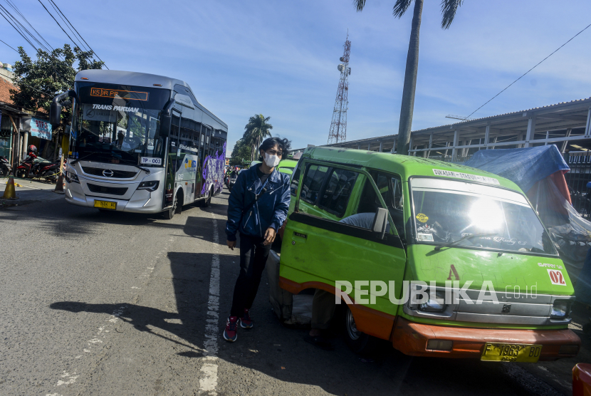 Biskita Trans Pakuan melintas di Jalan Mayor Oking, Kota Bogor, Jawa Barat, Senin (24/1). DPRD Kota Bogor mempertanyakan kejelasan aset Biskita Transpakuan