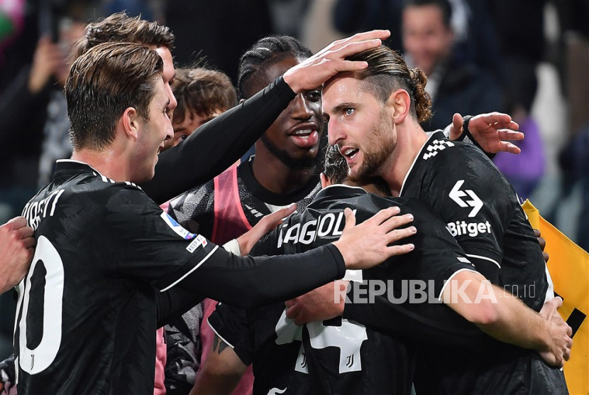 Gelandang Juventus Adrien Rabiot (kanan) menerima pelukan dan selamat dari rekannya setelah mencetak gol ke gawang Sampdoria dalam lanjutan Serie A Liga Italia.