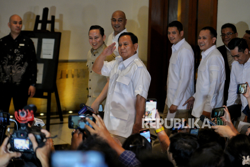 Ketua Umum Partai Gerindra Prabowo Subianto menyapa jurnalis usai Rapat Pimpinan Nasional Partai Gerindra di Jakarta, Senin (23/10/2023). Partai Gerindra menggelar rapat pimpinan nasional dalam rangka menguatkan konsolidasi partai usai mendeklarasikan Gibran Rakabuming Raka sebagai cawapres pendamping bakal capres Prabowo Subianto pada Pilpres 2024 mendatang.