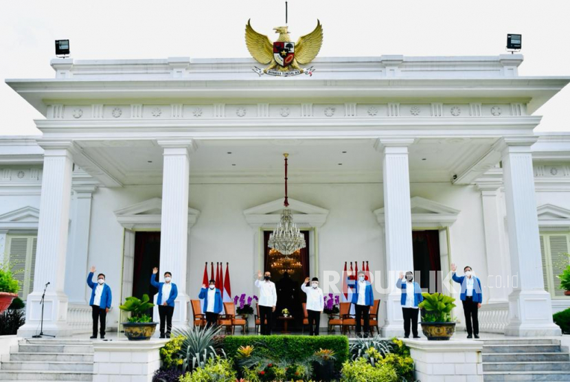 Presiden Joko Widodo dan Wakil Presiden Maruf Amin saat memperkenalkan jajaran menteri baru dalam kabinet di Istana Negara, Jakarta, Selasa (22/12). 