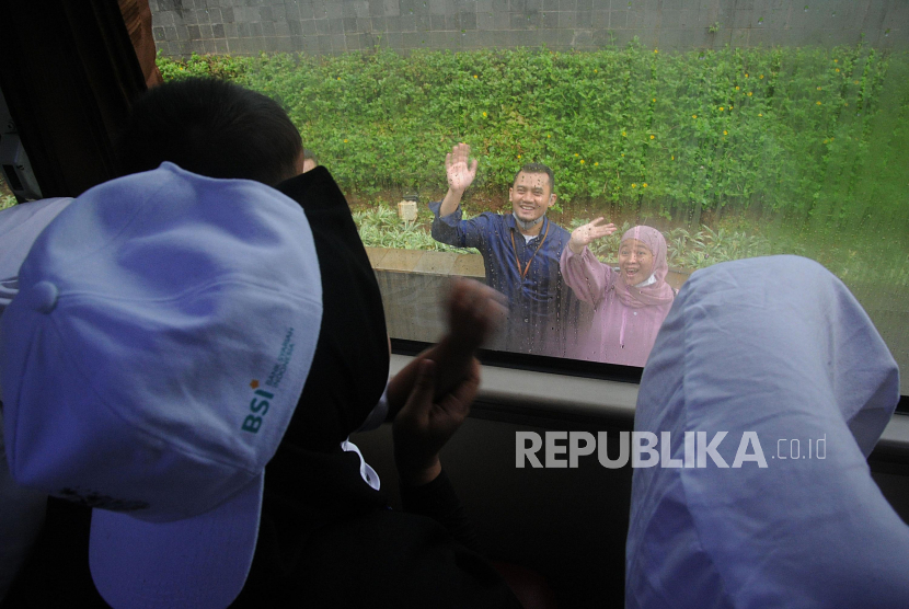 Peserta melambaikan tangan kepada keluarga pengantar saat mengikuti Mudik Bareng BUMN, (ilustrasi).