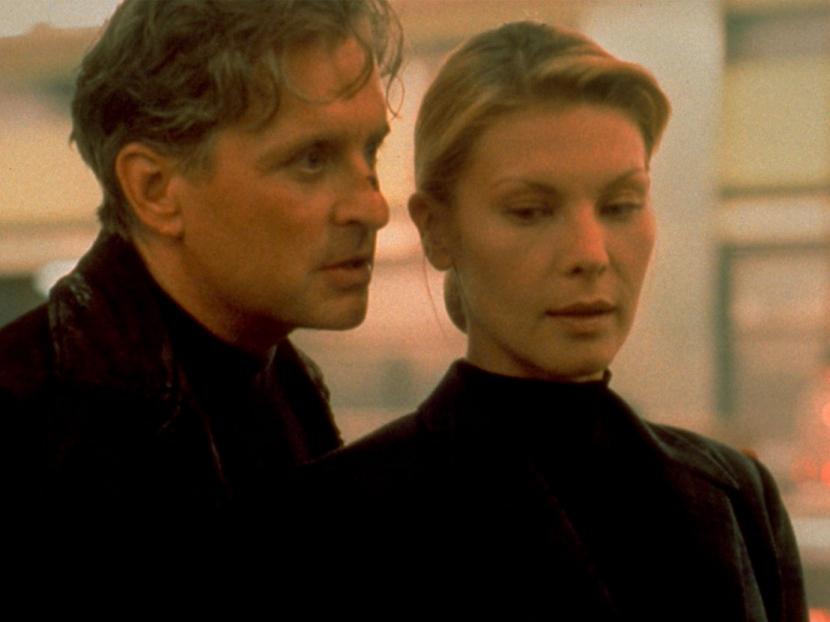 Michael Douglas dan Deborah Kara Unger dalam film The Game yang disutradari David Fincher pada 1997. Sumber Little White Lies