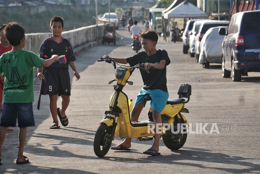 Anak-anak menaiki sepeda listrik (Foto: ilustrasi)