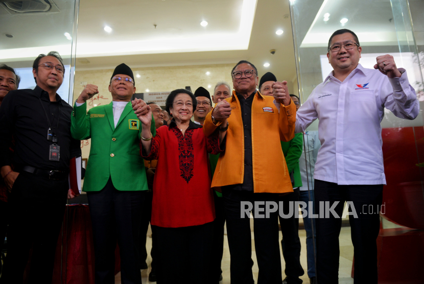 Ketua Umum PDIP Megawati Soekarnoputri (tengah), Plt Ketua Umum PPP Mardiono (kedua kiri), Ketua Umum partai Hanura Oesman Sapta Odang (kedua kiri), Ketua Umum partai Perindo Hary Tanoesoedibjo (kanan) dan Ketua DPP PDIP M Prananda Prabowo (kiri) berfoto bersama usai melakukan pertemuan di kantor DPP PDIP, Jakarta, Senin (4/9/2023). Pertemuan tersebut dalam rangka rapat konsolidasi partai pengusung Ganjar Pranowo pada Pilplres 2024 mendatang serta pembentukan tim pemenangan nasional untuk Ganjar Pranowo yang diketuai oleh Ketua Kamar Dagang dan Industri Indonesia (Kadin) Arsjad Rasjid.