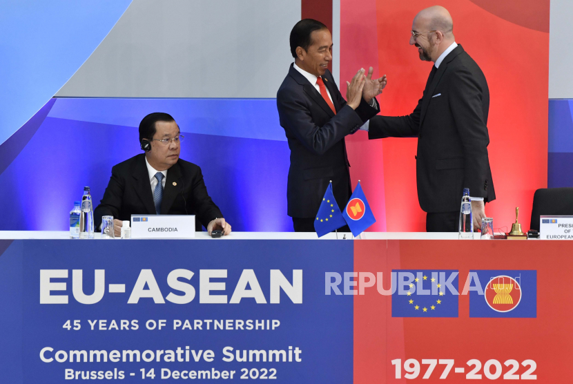  Presiden Dewan Eropa Charles Michel (kanan) berbicara dengan Presiden Joko Widodo (tengah) saat upacara pembukaan KTT UE-ASEAN di Brussel, Rabu, 14 Desember 2022. Para pemimpin UE dan ASEAN bertemu di Brussel untuk KTT satu hari untuk membahas kemitraan strategis UE-ASEAN, hubungan perdagangan dan berbagai topik internasional.