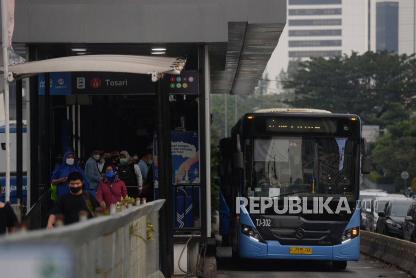 Bus Transjakarta menunggu penumpang di Halte Transjakarta Tosari, Jakarta (ilustrasi). TransJakarta mengoperasikan layanan khusus saat peresmian Jakarta International Stadium (JIS) untuk mengantisipasi keterbatasan kapasitas parkir kendaraan pribadi.