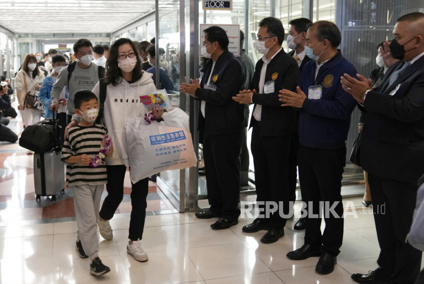  Turis Tiongkok tiba di Bandara Internasional Suvarnabhumi di provinsi Samut Prakarn, Thailand, Senin, 9 Januari 2023. Thailand pada Senin (9/1/2023) membatalkan kebijakan wajib menunjukkan bukti sertifikat vaksin Covid-19 bagi turis asing yang masuk ke negaranya.