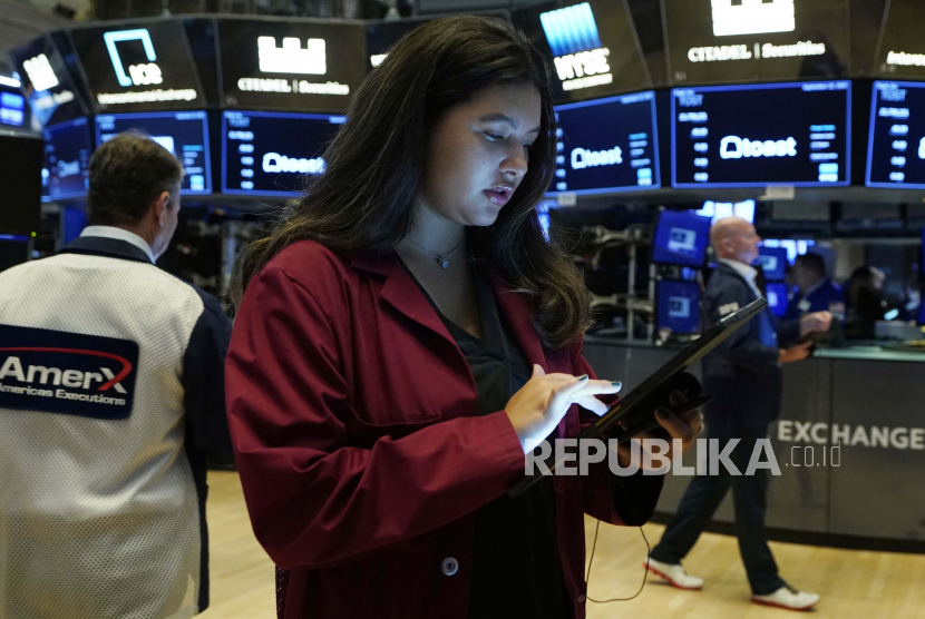 Trader Ashley Lara bekerja di lantai New York Stock Exchange, Rabu, 22 September 2021. Saham naik secara luas di Wall Street Rabu menjelang pembaruan dari Federal Reserve tentang bagaimana dan kapan mungkin mulai mengurangi langkah-langkah dukungan luar biasa untuk ekonomi.