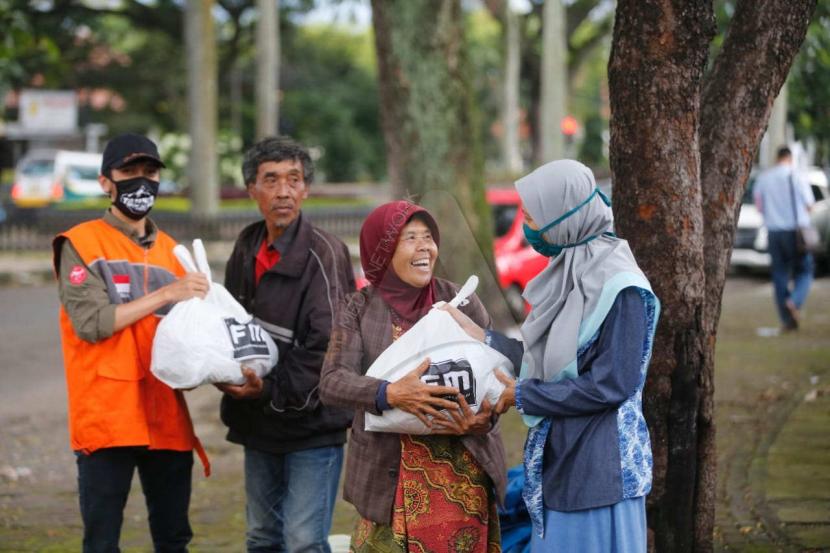  Warga Bekasi Bisa Mengeluh Soal Bansos ke Nomor Ini!