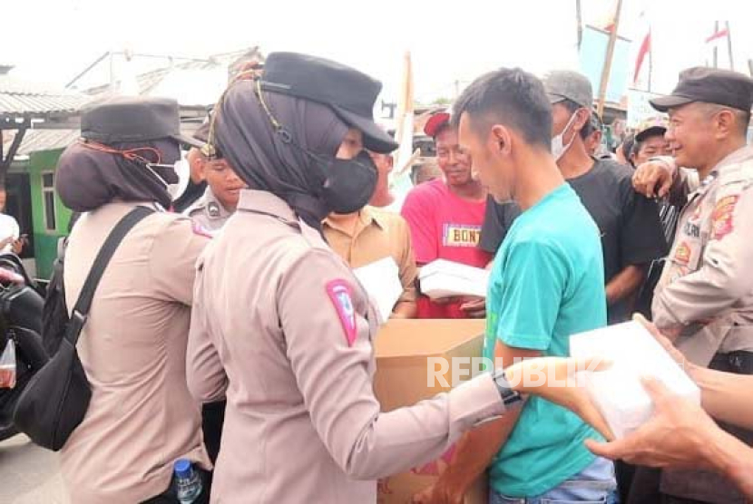 Kawal aksi damai Nelayan Eretan, personil Polres Indramayu bagikan makanan dan minuman sebagai bentuk kepedulian terhadap peserta aksi, Senin (22/1/2024). 