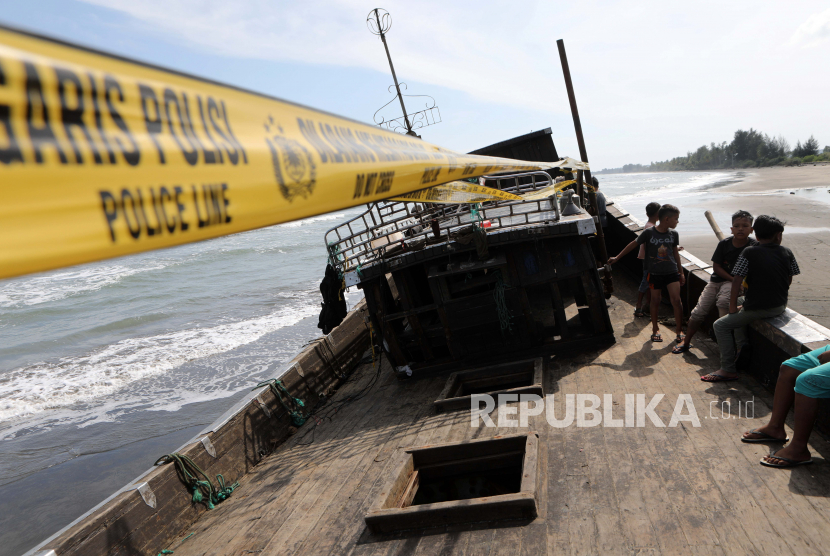 Kapal pengungsi Rohingya terdampar di pantai di Pidie, Aceh, Indonesia, 28 Desember 2022. 