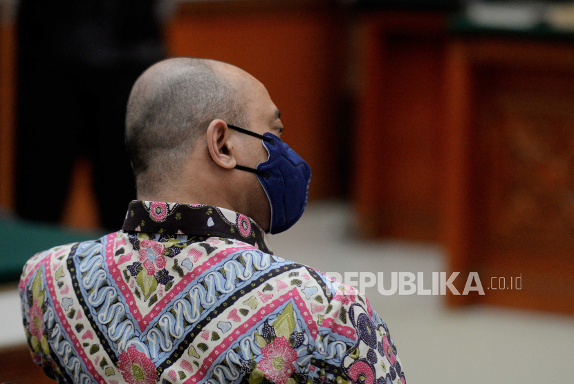 Mantan Kapolda Sumatra Barat Irjen Pol Teddy Minahasa saat menjalani sidang di Pengadilan Negeri Jakarta Barat, Jakarta.