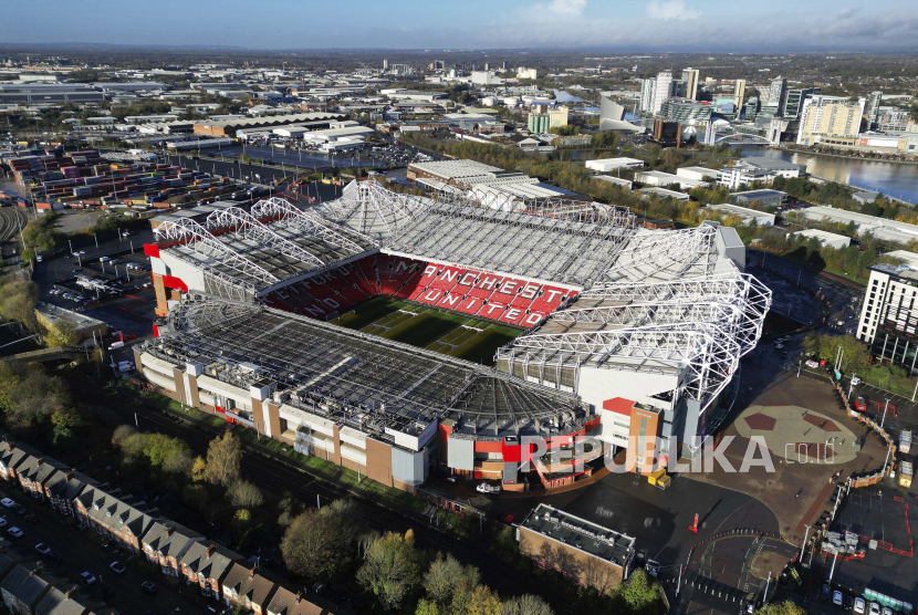  Sebuah foto yang diambil menggunakan drone menunjukkan stadion Old Trafford Manchester United setelah pemilik keluarga Glazer mengumumkan bahwa mereka sedang mempertimbangkan untuk menjual klub tersebut.