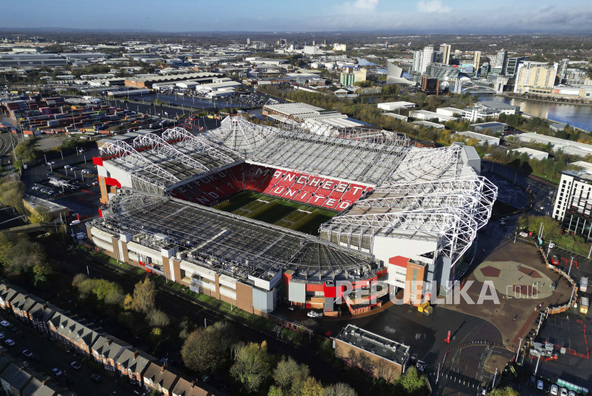 Markas Manchester United (MU) Old Trafford. MU sudah resmi akan dijual dengan dua penawaran yang telah masuk. 